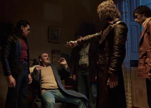 Gomorra - Le Origini, la serie (ri)parte a Napoli nel 1977: contrabbando, eroina e... cosÃ¬ Pietro Savastano entra nella criminalitÃ  - Le clip dei primi due episodi