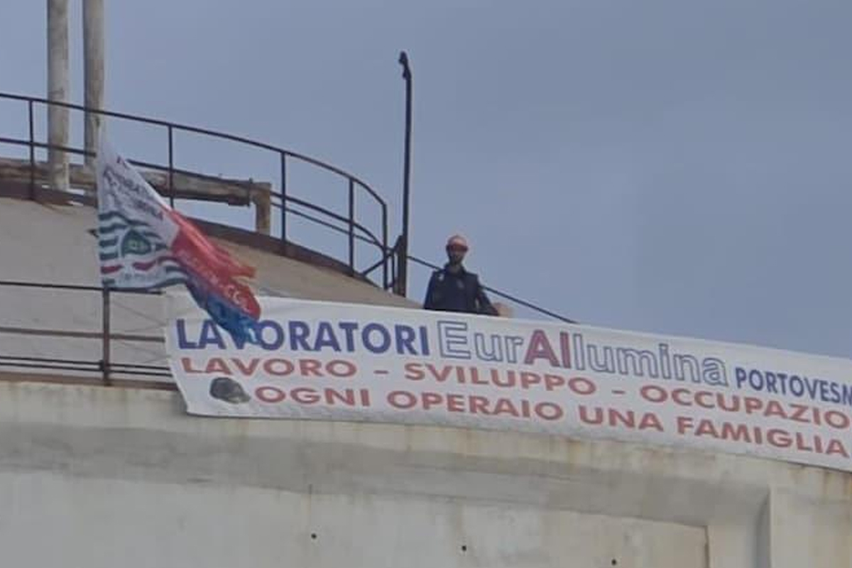 Eurallumina e crisi industriale nel Sulcis (Sardegna), operai su un silo a 40 metri d Eurallumina e crisi industriale nel Sulcis (Sardegna), operai su un silo a 40 metri d