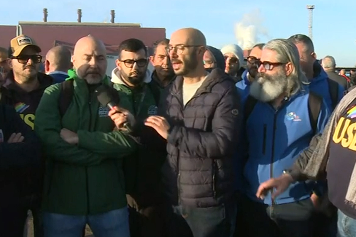 ex ilva scatta l8217occupazione della fabbrica sciopero pres236di e blocchi stradali a taranto