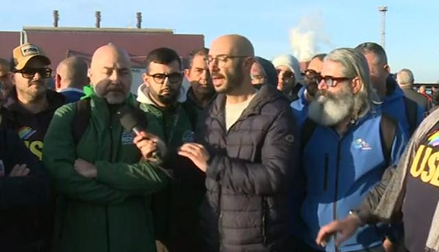 Ex-Ilva, scatta l’occupazione della fabbrica: sciopero, presìdi e blocchi stradali a Taranto