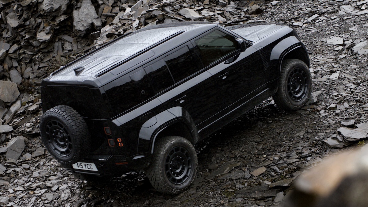 Defender OCTA Black: lusso e potenza in total black per la 4x4 più estrema