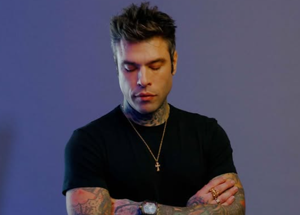 Fedez, canzone anti-Sinner: "Purosangue italiano con l'accento di Hitler". Poi pure la frecciata a Schlein