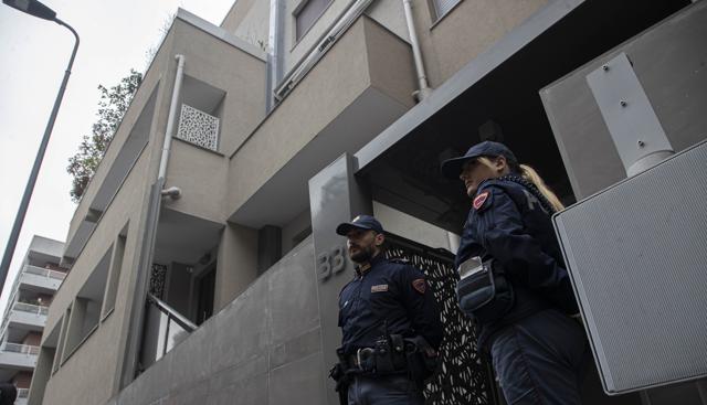 Ventimiglia, accoltellata dal marito tenta di salvarsi gettandosi dalla finestra: donna gravissima trasportata in elicottero