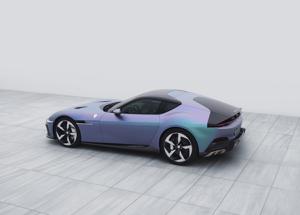 Ferrari 12Cilindri Tailor Made: tra vernice iridescente e design unico