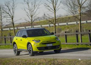 Fiat 600 Sport Edizione Milano Cortina 2026: ibrida 145 CV e look dark