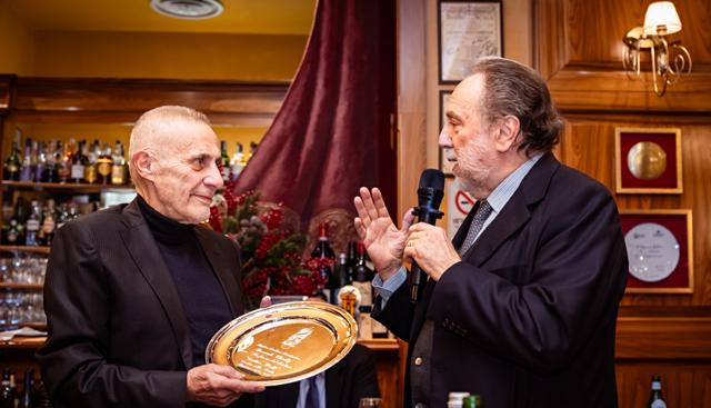 Angelo Foletto (Repubblica) premia il Maestro Riccardo Chailly (foto: Camilla Canalini)