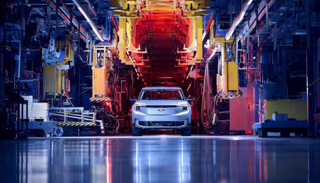 Ford, via ai licenziamenti volontari per l’impianto EV di Colonia: il sogno elettrico rallenta