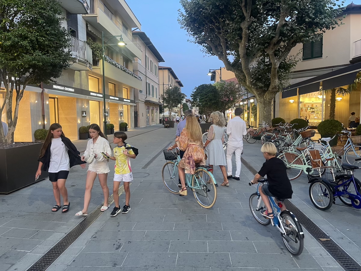 Forte dei Marmi, manager aggredito e rapinato dell’orologio da 30mila euro: è allarme sicurezza Forte dei Marmi, manager aggredito e rapinato dell’orologio da 30mila euro: è allarme sicurezza