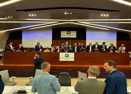 Bagarre al Pirellone per la legge sulla caccia: Digos in aula, espulsi 14 consiglieri