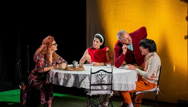 Sinceramente bugiardi, Max Pisu prende la macchina del tempo e vola negli anni '60