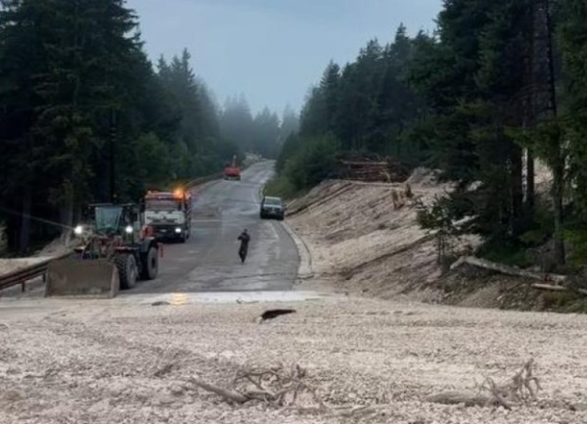 Maltempo sulle Dolomiti, nuova frana sulla statale 51 di Alemagna: bloccata la strada per Cortina Maltempo sulle Dolomiti, nuova frana sulla statale 51 di Alemagna: bloccata la strada per Cortina