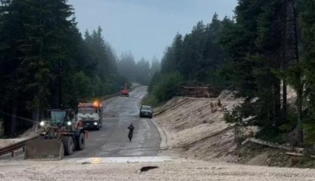 Maltempo sulle Dolomiti, nuova frana sulla statale 51 di Alemagna: bloccata la strada per Cortina