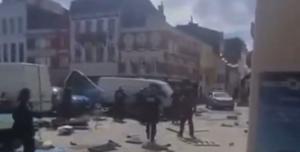 Francia minivan sulla folla