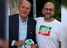 Le magliette "Frocia Italia" per il Brianza Pride di Arcore: il partito di Berlusconi insorge