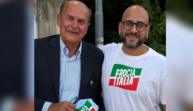 La maglietta Frocia Italia consegnata a Pierluigi Bersani (foto dal profilo instagram di Oscar Innaurato)