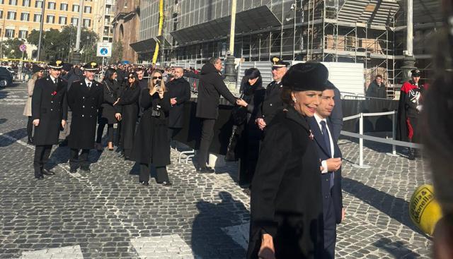 L'ultimo saluto a Valentino a Roma, il feretro lascia la chiesa tra gli applausi. Il parroco Guerini: "È stato portatore di bellezza"