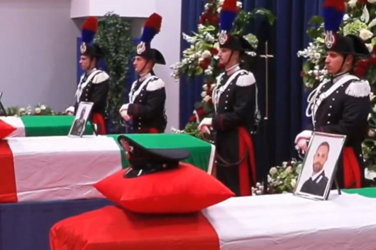 Esplosione a Verona, funerali di Stato per i tre carabinieri uccisi. Mattarella e Meloni vicini ai familiari Esplosione a Verona, funerali di Stato per i tre carabinieri uccisi. Mattarella e Meloni vicini ai familiari