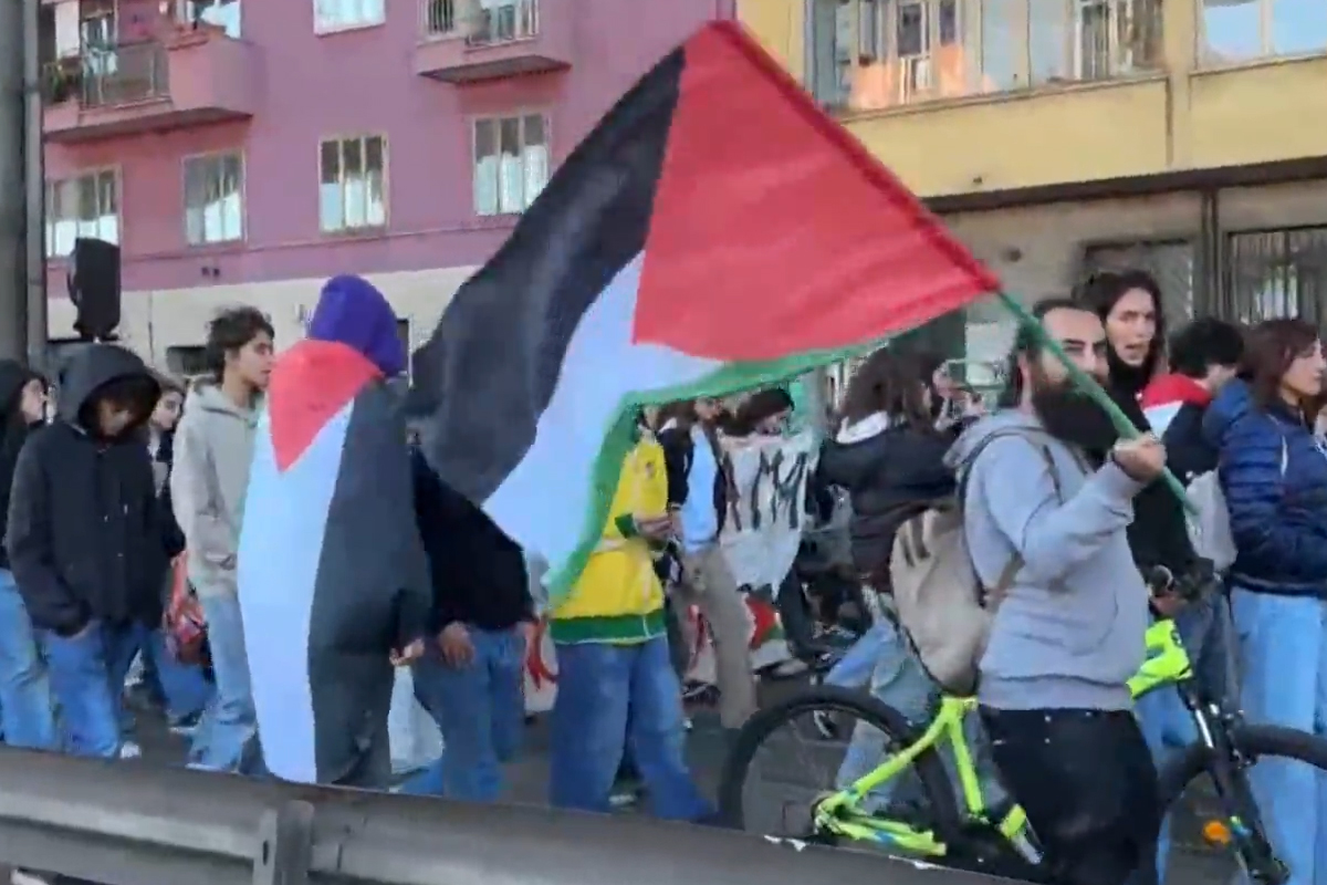 Sciopero pro Gaza, a Roma cori e bandiere sulla Prenestina. Studenti e attivisti intonano “Bella Ciao”
