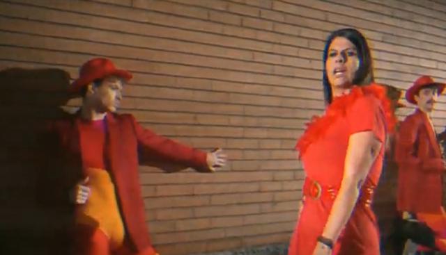 Geppi Cucciari canta “Pedro”: omaggio a Raffaella Carrà nel ritorno di Splendida Cornice su Rai 3