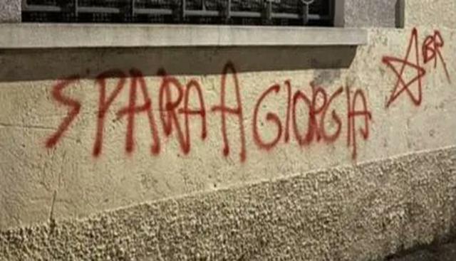 “Spara a Giorgia”: la scritta shock firmata Br sulla sede della Lega di Busto Arsizio: indaga la Digos
