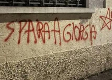 “Spara a Giorgia”: la scritta shock firmata Br sulla sede della Lega di Busto Arsizio: indaga la Digos
