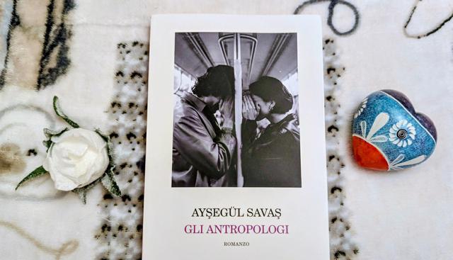 “Gli antropologi” di Ayşegül Savaş: una poetica del quotidiano in libreria per Gramma Feltrinelli