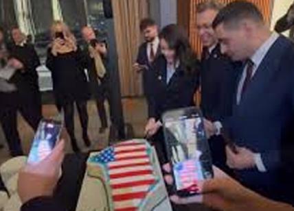 Usa, i "seguaci" di Trump tagliano una torta a forma di Groenlandia con la bandiera americana. VIDEO