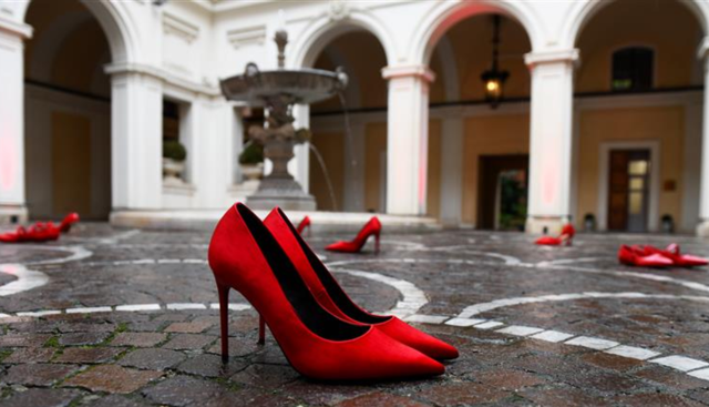 Gruppo FS, trenta stazioni si accendono di rosso contro la violenza di genere