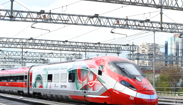 Olimpiadi 2026, Gruppo FS svela treni e bus in livrea speciale e illumina Milano Centrale