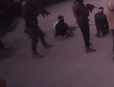Choc a Gaza, i miliziani di Hamas giustiziano in una pubblica piazza sette oppositori accusati di tradimento