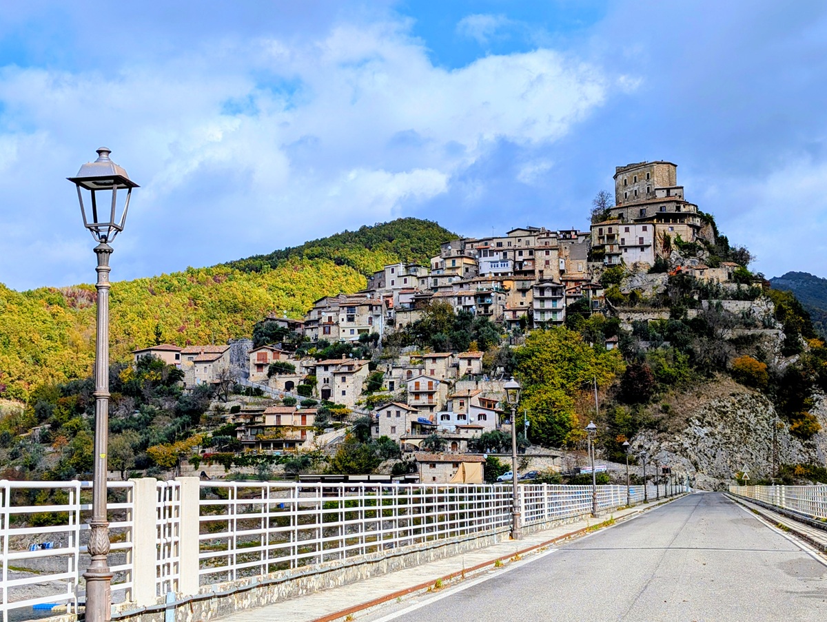 https://www.affaritaliani.it/static/upl2025/il-p/il-ponte-di-ingresso-a-castel-di-tora.jpg