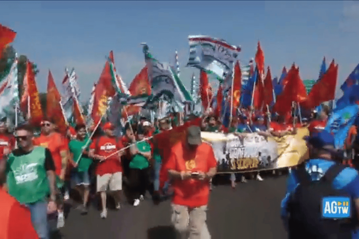 Metalmeccanici, folla di 10 mila persone blocca la tangenziale a Bologna. Furia della Procura. VIDEO Metalmeccanici, folla di 10 mila persone blocca la tangenziale a Bologna. Furia della Procura. VIDEO