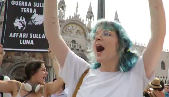 Bezos si sposa a Venezia, tensioni in piazza San Marco: la polizia trascina via i manifestanti | VIDEO