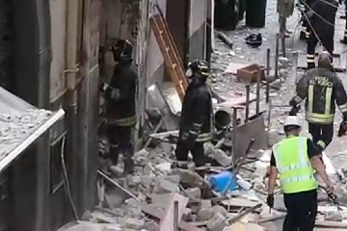 Napoli, palazzo sventrato da un’esplosione: un morto e una donna grave. Danni gravi al noto ristorante ‘A figlia d Napoli, palazzo sventrato da un’esplosione: un morto e una donna grave. Danni gravi al noto ristorante ‘A figlia d