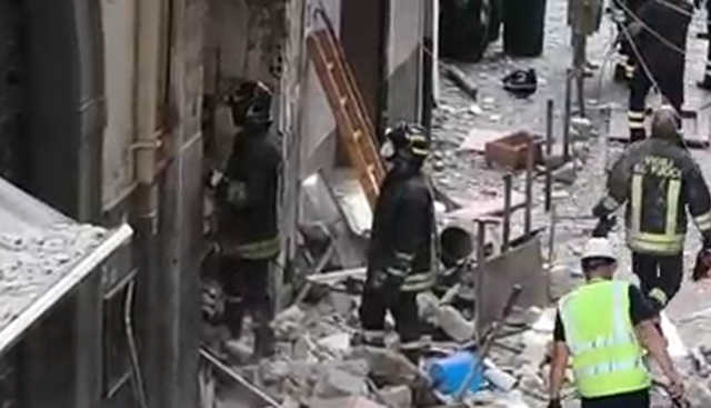 Napoli, fuga di gas: palazzo sventrato dall'esplosione di una bombola. Morto un uomo, ferita una donna