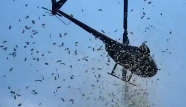 Dall'elicottero piovono soldi, traffico in tilt e festa in strada: il video di un funerale surreale. Ecco dove