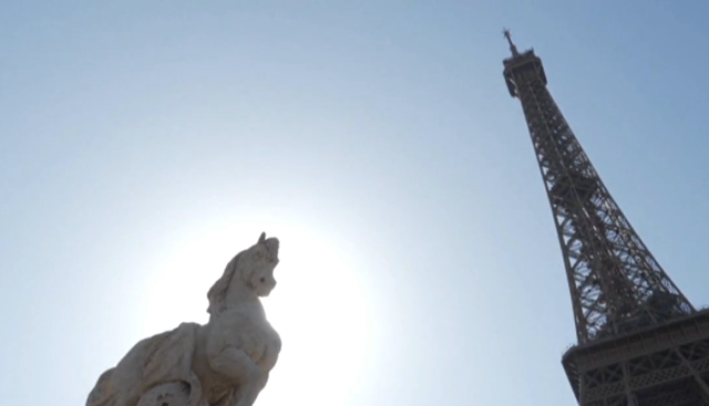 Parigi va a fuoco, la torre Eiffel chiusa per troppo caldo: sconcerto e code tra i turisti