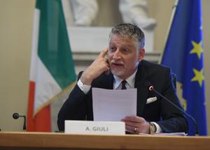 Premio Strega, è polemica: niente libri al ministro Giuli e lui diserta la finale. Poi la battuta su Geppi Cucciari