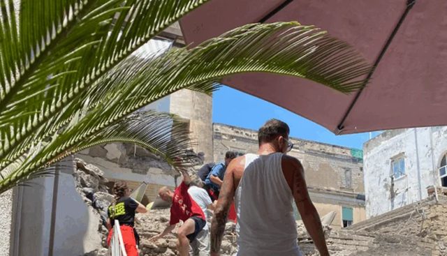 Napoli, esplosione a Torre del Greco. Crolla una palazzina: almeno un ferito, si cercano dispersi