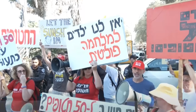 Netanyahu contestato a Nir Oz: “Traditore e assassino”, protesta accesa in Israele
