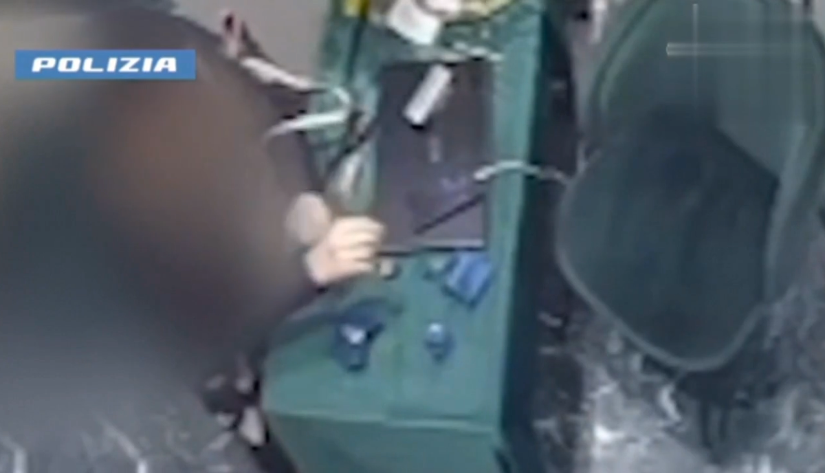 Milano, ruba anelli e bracciali dalle gioiellerie per 130 mila euro: arrestata 60enne Milano, ruba anelli e bracciali dalle gioiellerie per 130 mila euro: arrestata 60enne