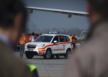 Tragedia ad Orio al Serio, uomo risucchiato dal motore di un aereo in pista. Traffico sospeso due ore Tragedia ad Orio al Serio, uomo risucchiato dal motore di un aereo in pista. Traffico sospeso due ore