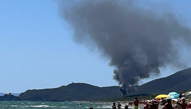 Grosseto, incendio in un campeggio a Castiglione della Pescaia. Fiamme vicino all'aeroporto di Olbia: voli dirottati