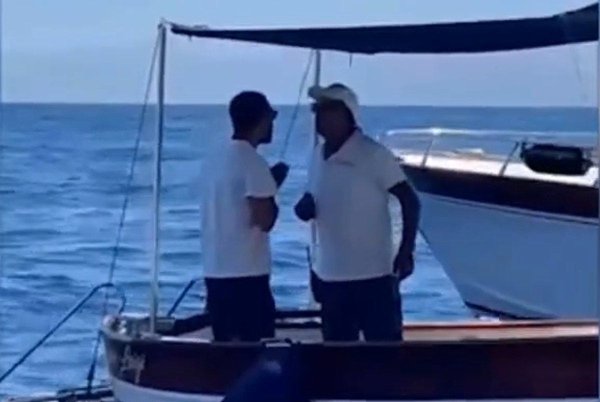 capri lite tra barcaioli all ingresso della grotta azzurra per la mancia che consente di saltare la fila il video fa il giro del web