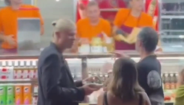 Haaland, il fuoriclasse del Manchester City si concede uno spuntino di mezzanotte dal paninaro a Roma. VIDEO