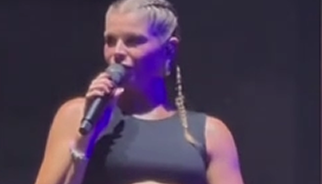 Alessandra Amoroso interrompe il concerto, la figlia scalcia nel pancione: il filmato ormai iconico