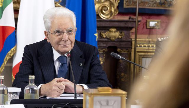 Mattarella: ​"Non può evocare la pace chi muove la guerra. Minacciare l'arma nucleare è un crimine contro l'umanità"