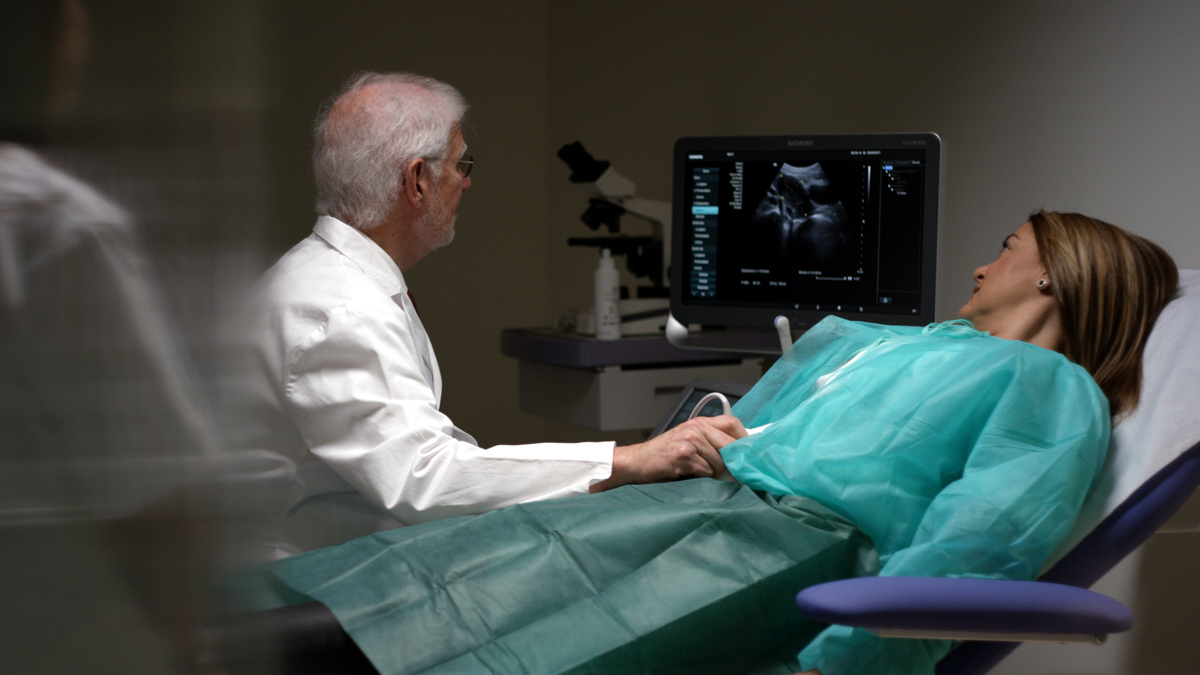 Molestie alle pazienti, il tribunale di Torino assolve il ginecologo del Sant'Anna Silvio Viale: "Il fatto non costituisce reato"