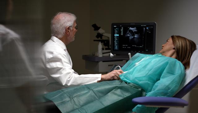 Molestie alle pazienti, il tribunale di Torino assolve il ginecologo del Sant'Anna Silvio Viale: "Il fatto non costituisce reato"