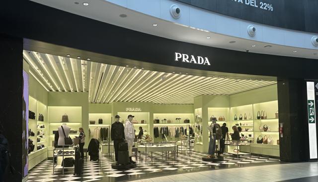 Brand o brand...elli/ Prada, un secolo di rivoluzioni: ascesa, cadute e rinascite della maison che ha cambiato la moda